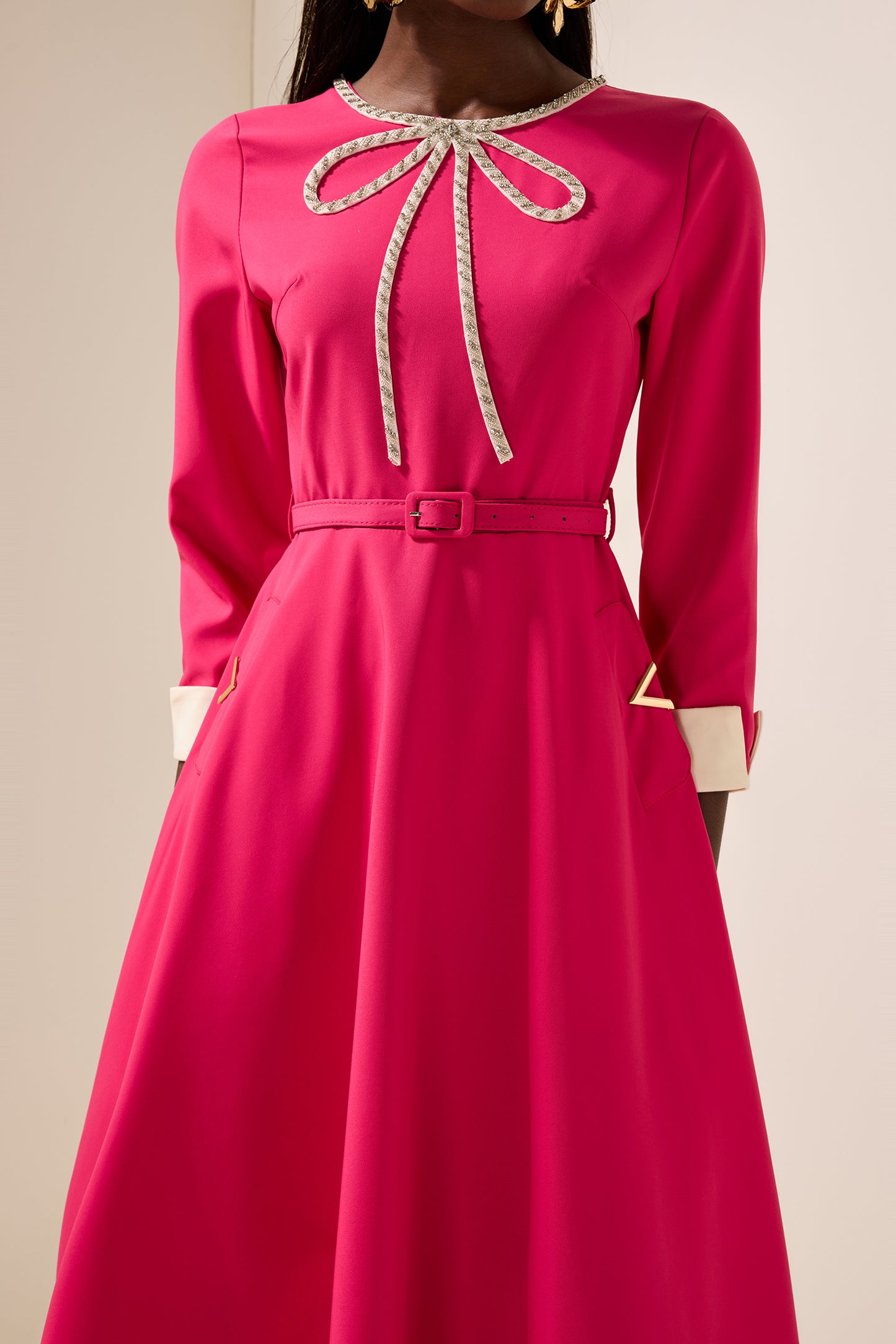 Vestido midi con diamantes de imitación y cinturón