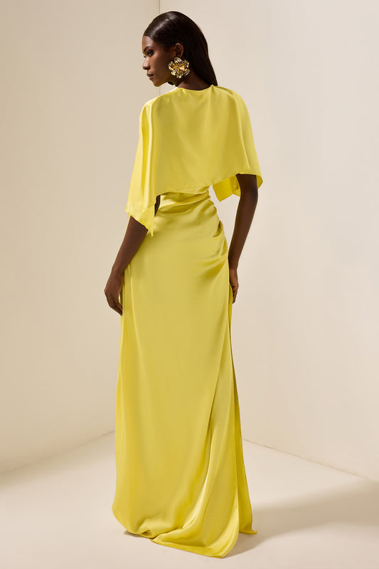 Vestido largo de satén con mangas tipo capa fruncidas y abertura