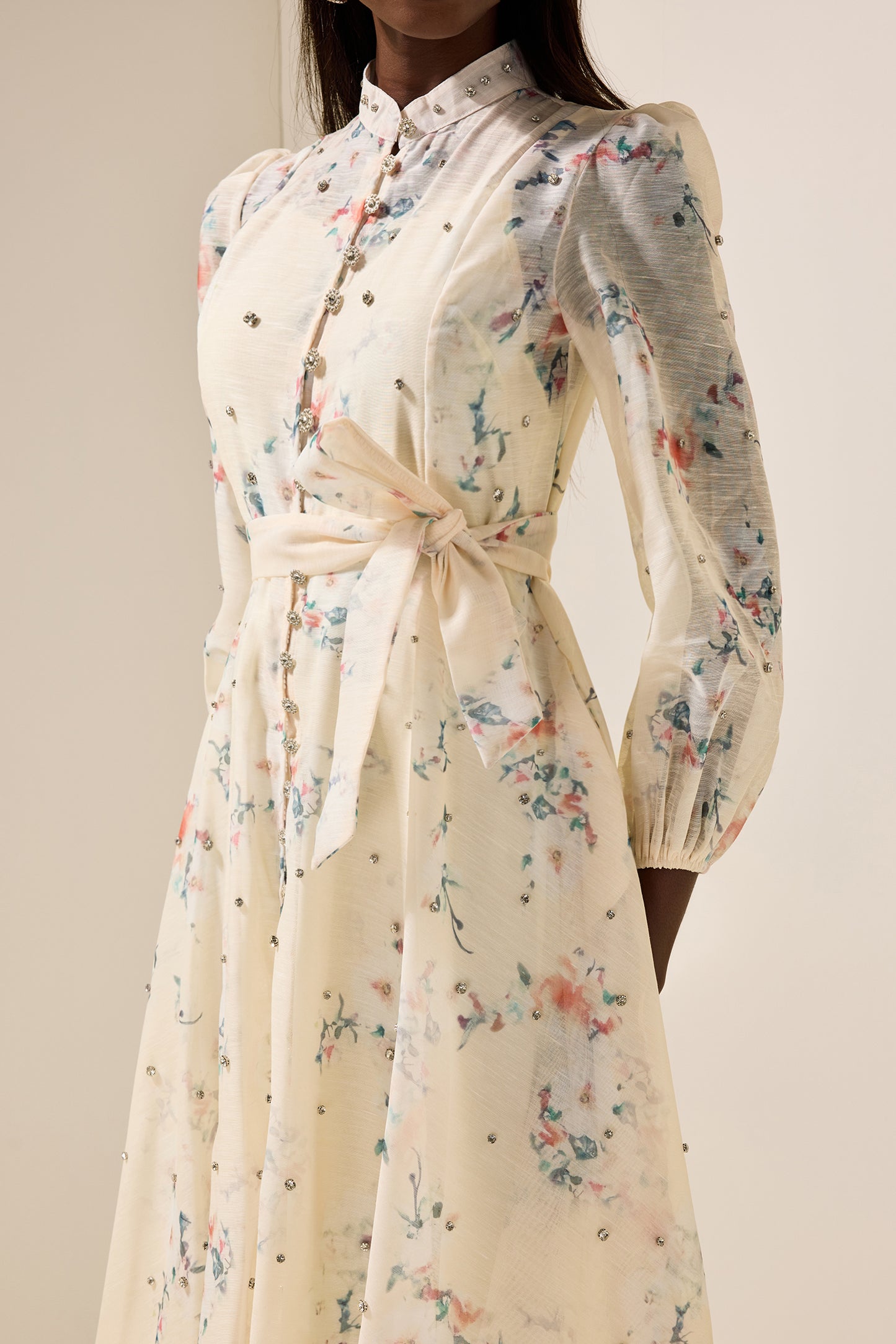 Vestido midi con parte inferior de diamantes de imitación y flores