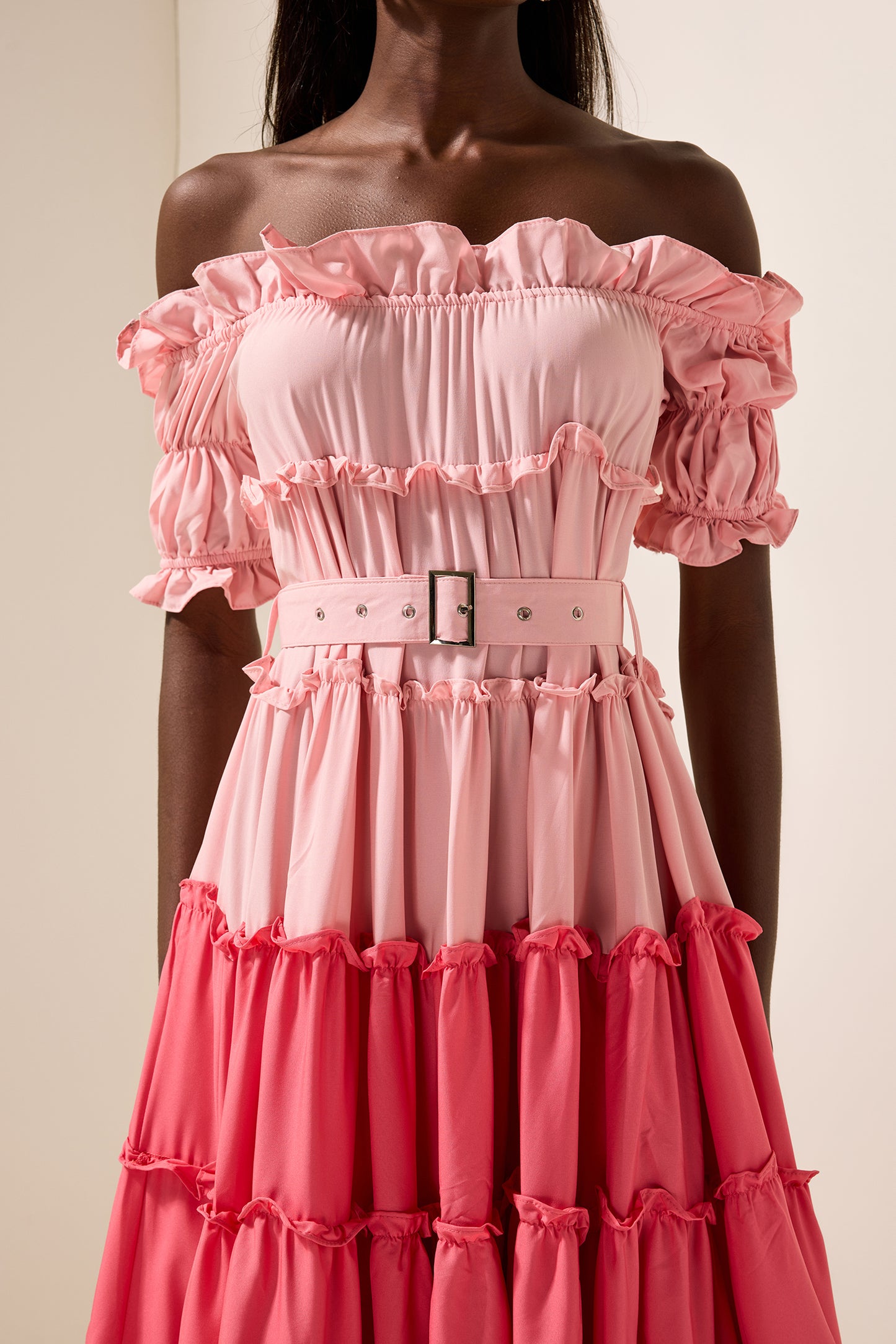 Vestido midi con volantes y hombros descubiertos en color contrastante