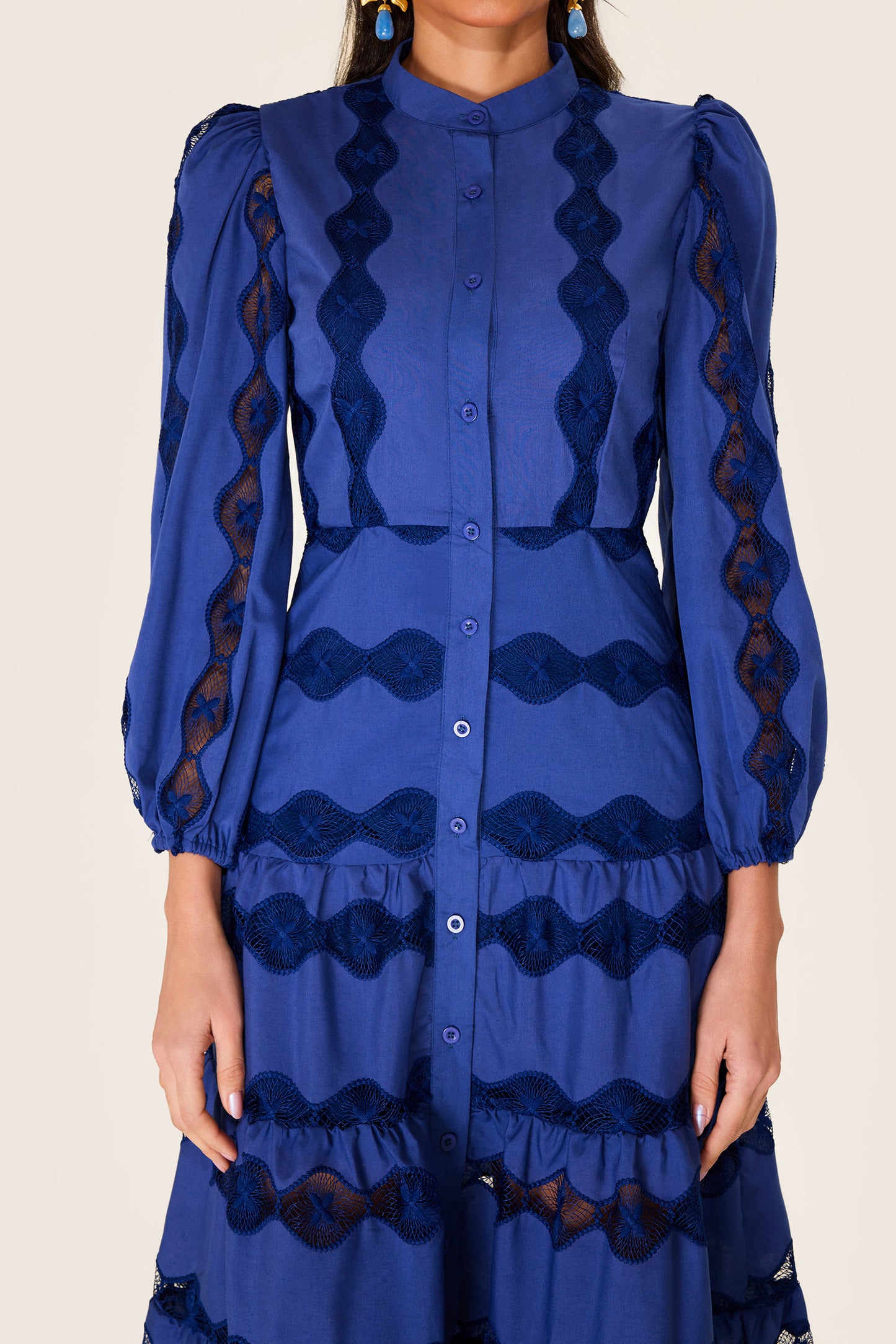 Vestido midi con bajo liso bordado