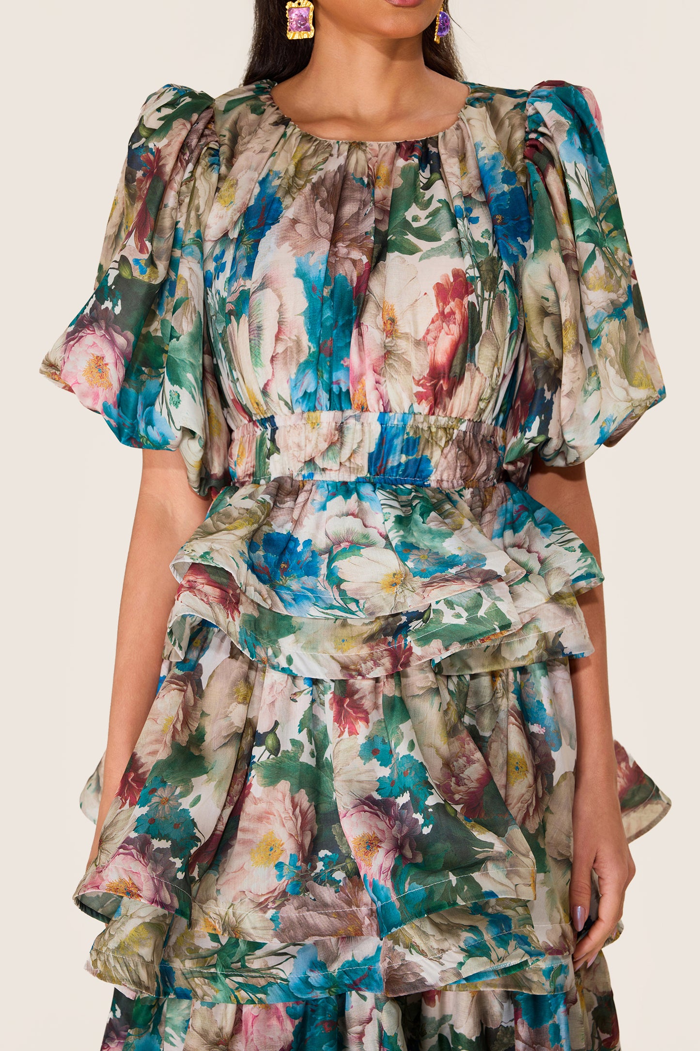 Vestido midi escalonado con mangas abullonadas y estampado floral