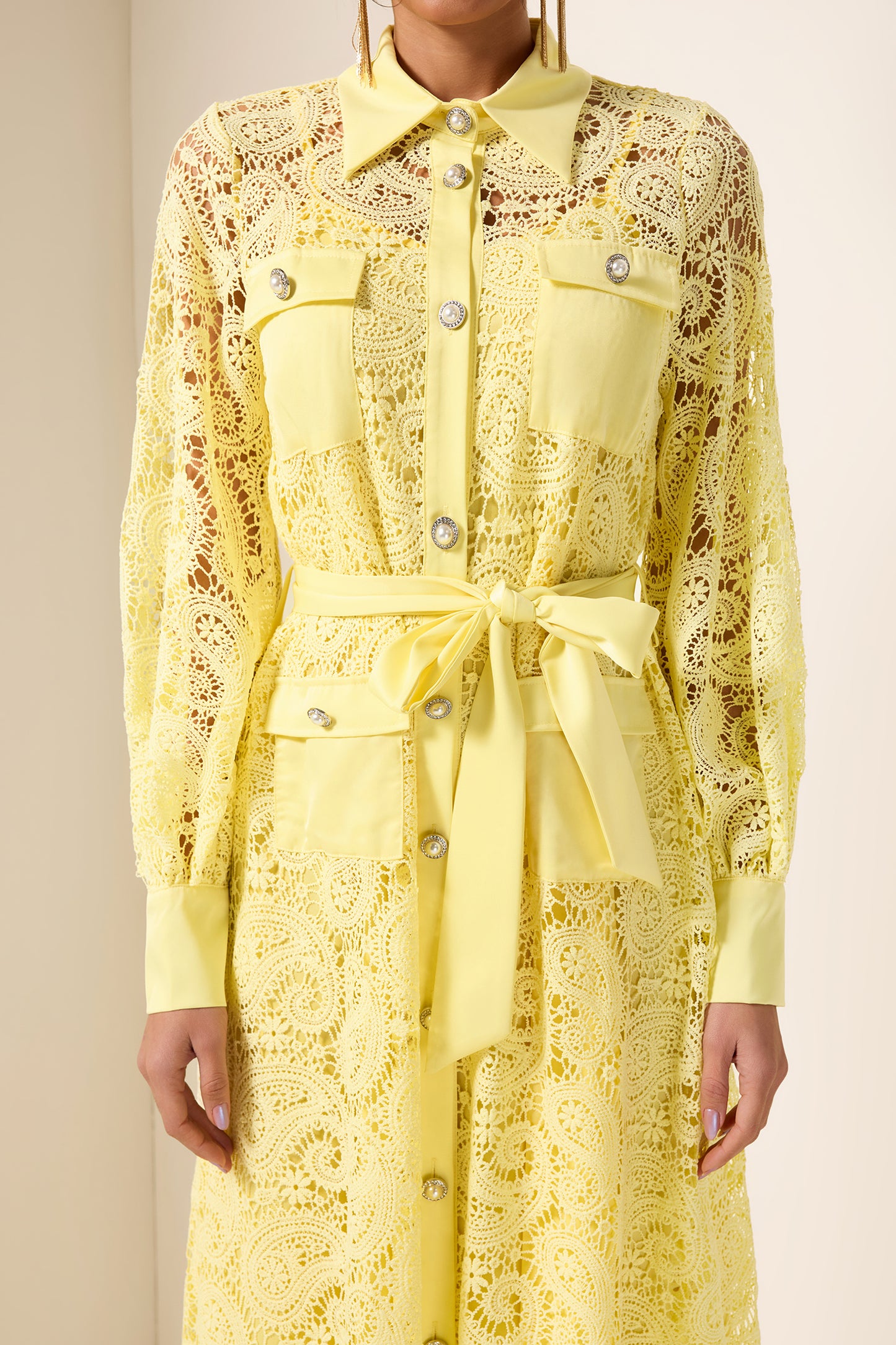 Vestido midi con bolsillo bordado liso