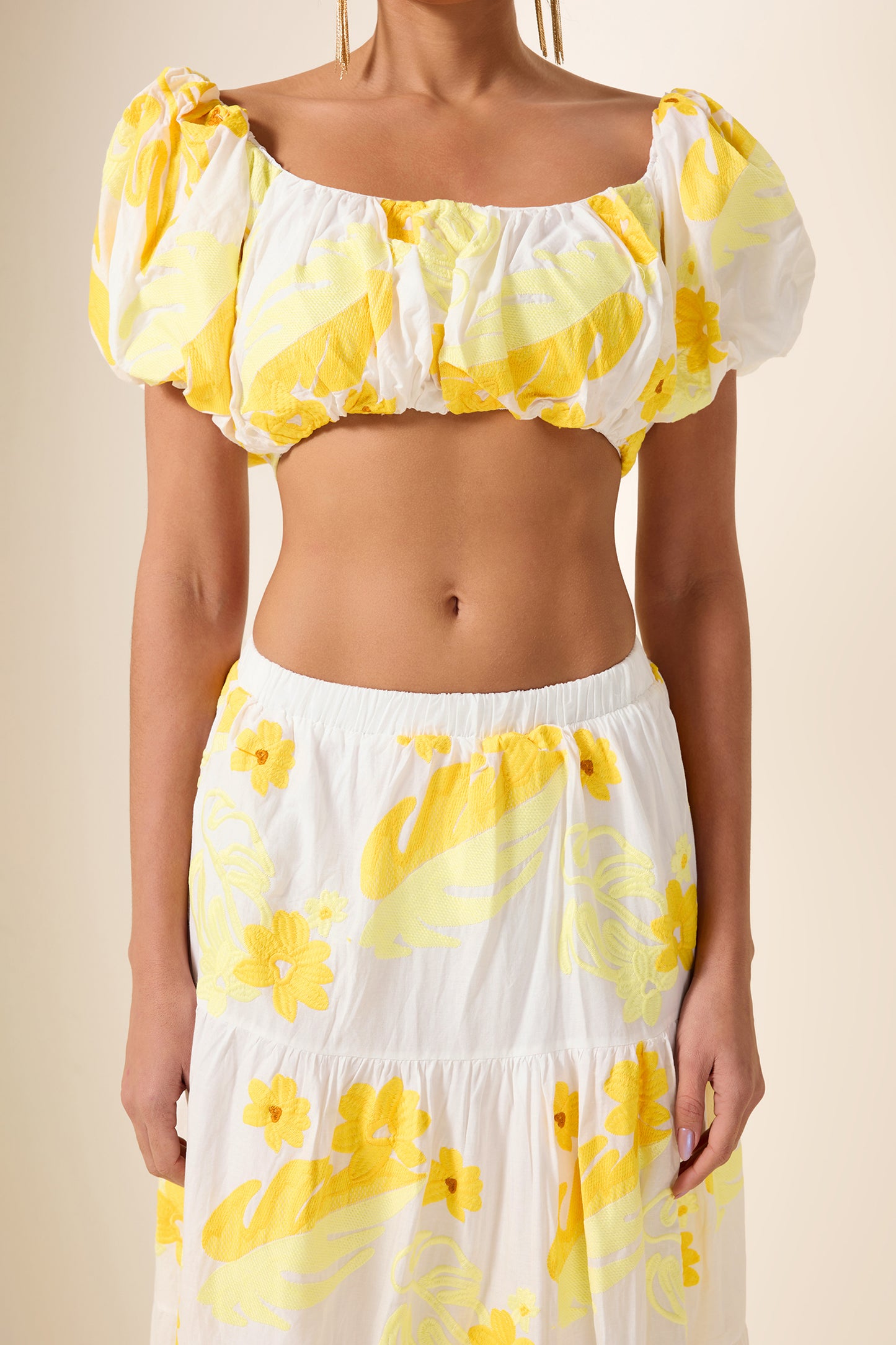 Conjunto de top bordado con hombros descubiertos y vestido midi de cintura alta