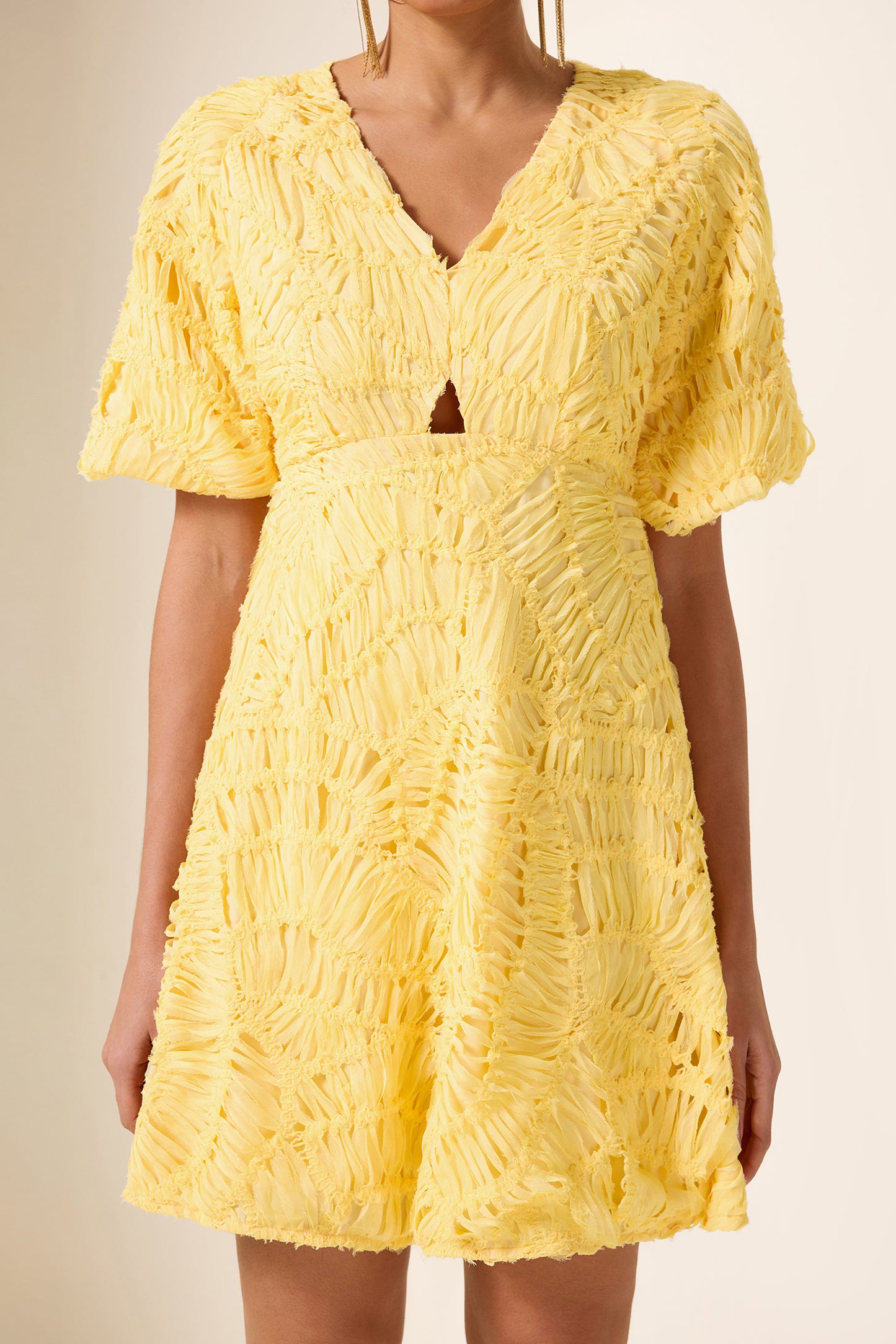 Minivestido con escote en V y mangas abullonadas