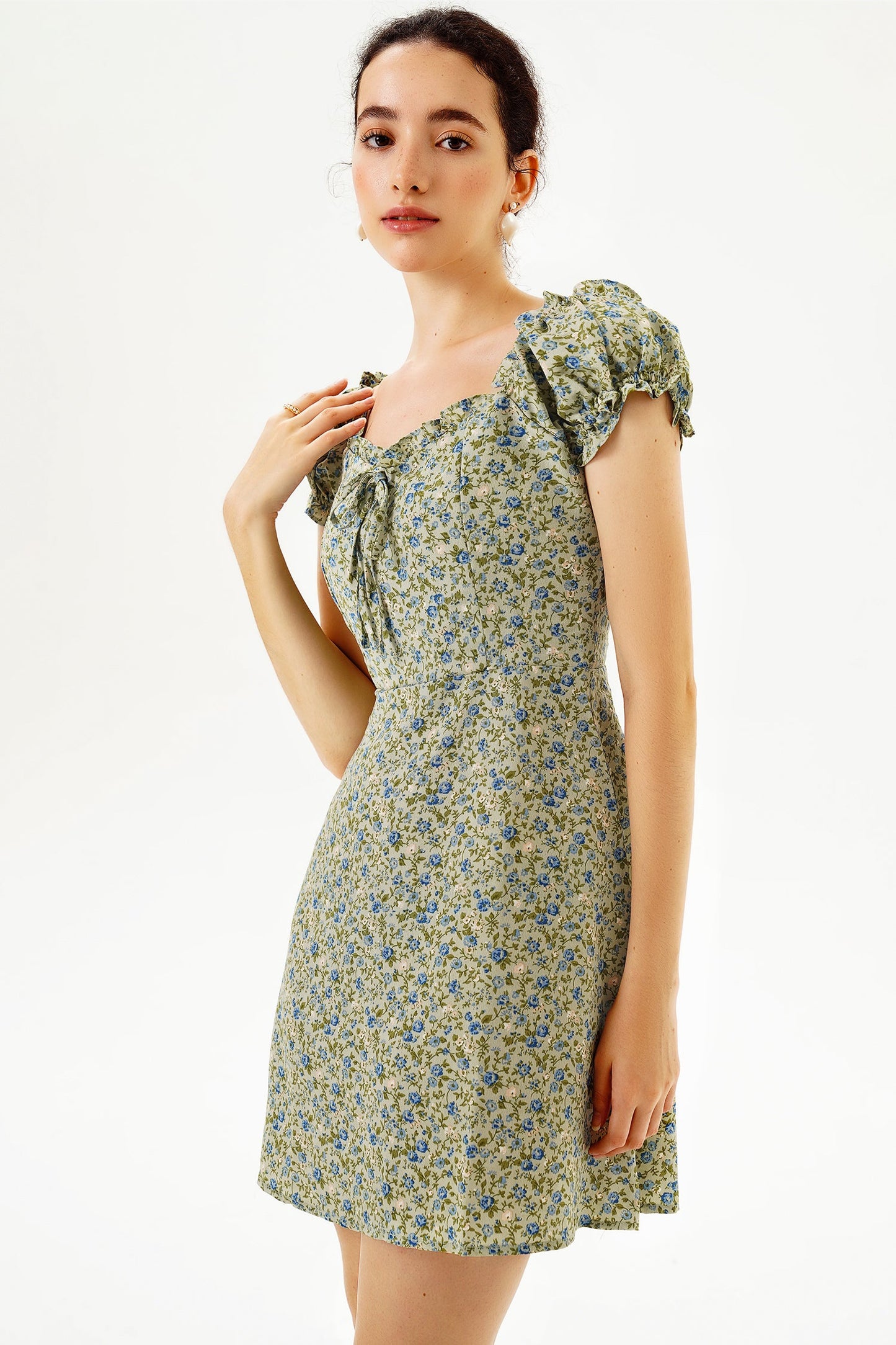 Vestido mini floral de manga corta con cuello en U