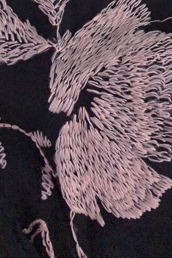 Vestido midi de manga larga con cuello de bufanda y cordones