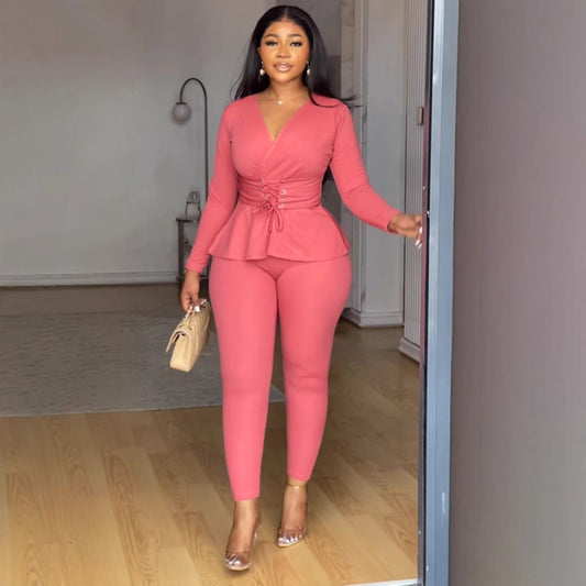 Conjunto de dos piezas de blusa y pantalón de manga larga con escote en V y cintura ajustada de color liso