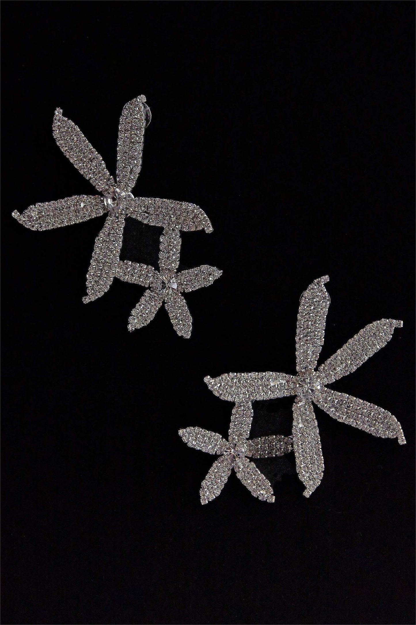 Pendientes de flores con diamantes de imitación