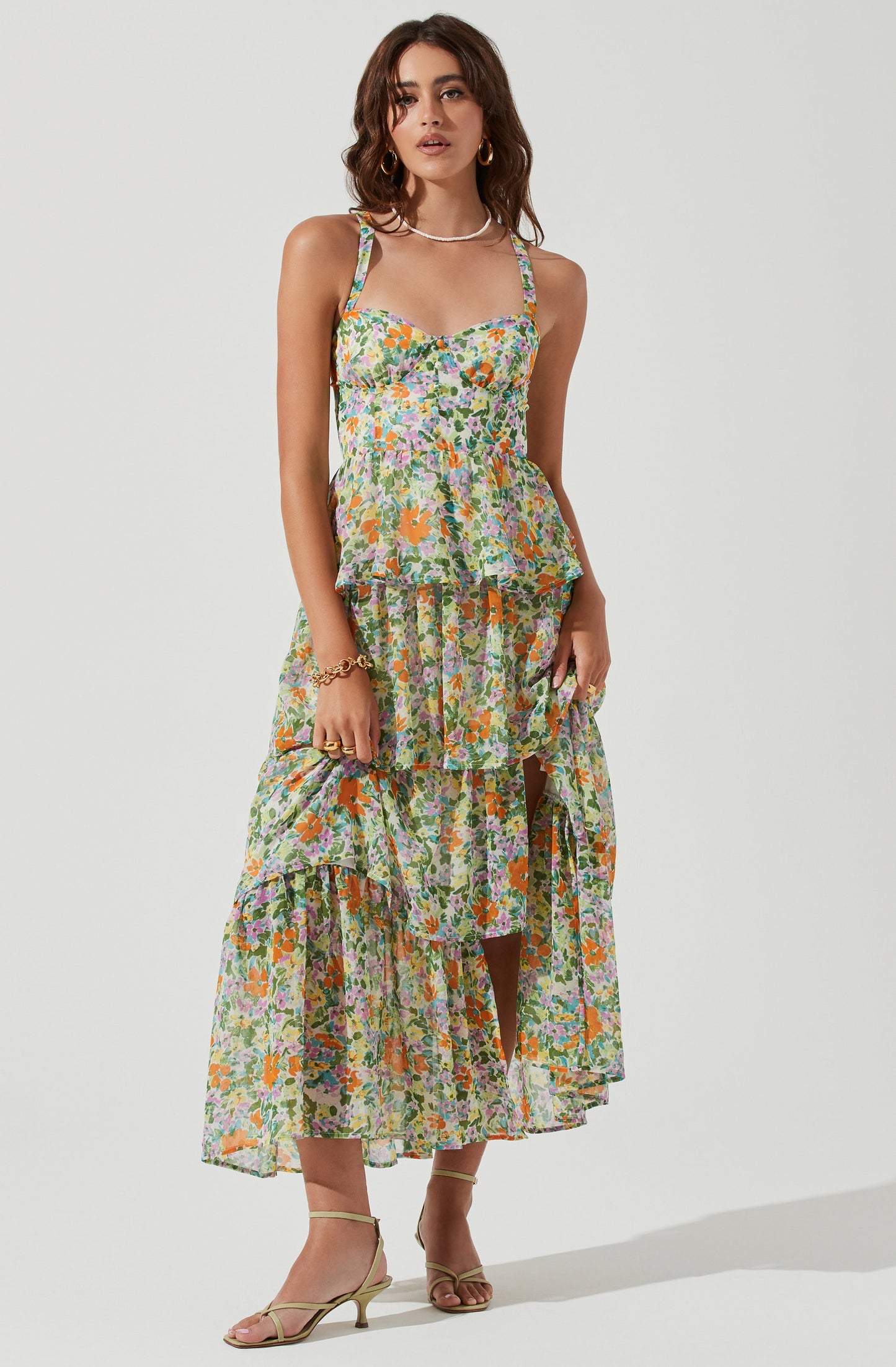 Vestido largo verde camisola con estampado floral, espalda descubierta y dobladillo escalonado