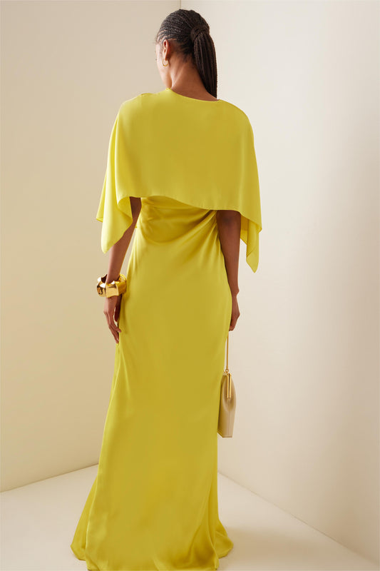 Vestido largo de satén con mangas tipo capa fruncidas y abertura