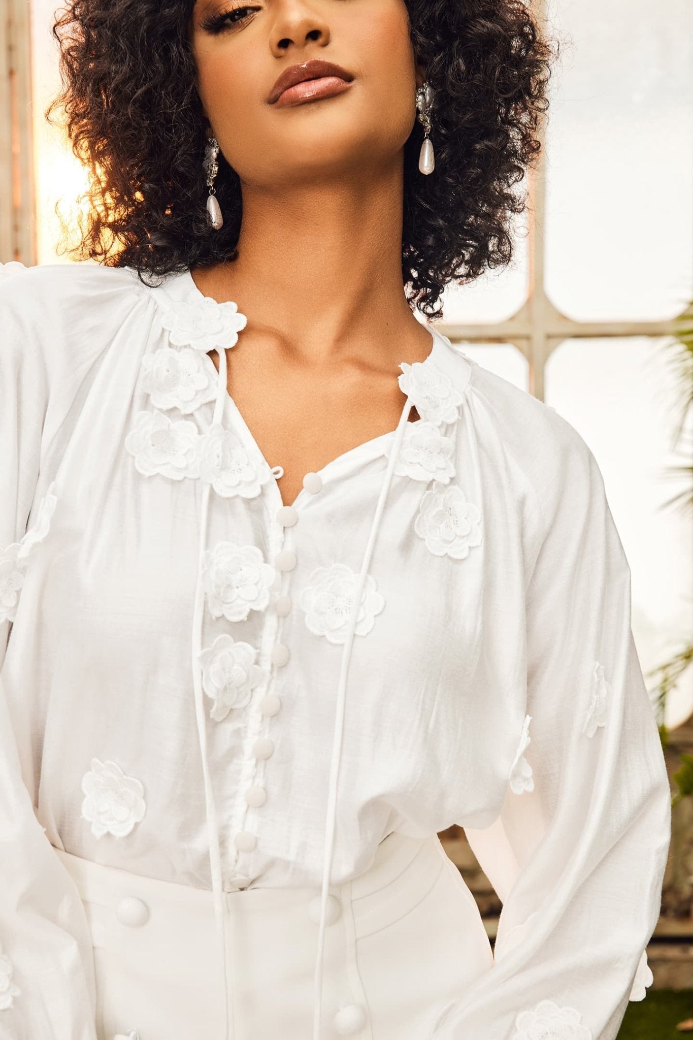 Blusa con cuello en V y estampado floral Ella