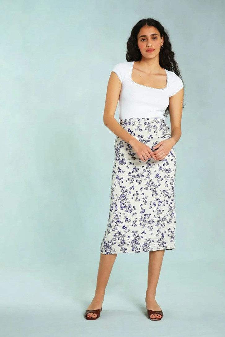 Top de punto liso de manga corta con cuello en U blanco