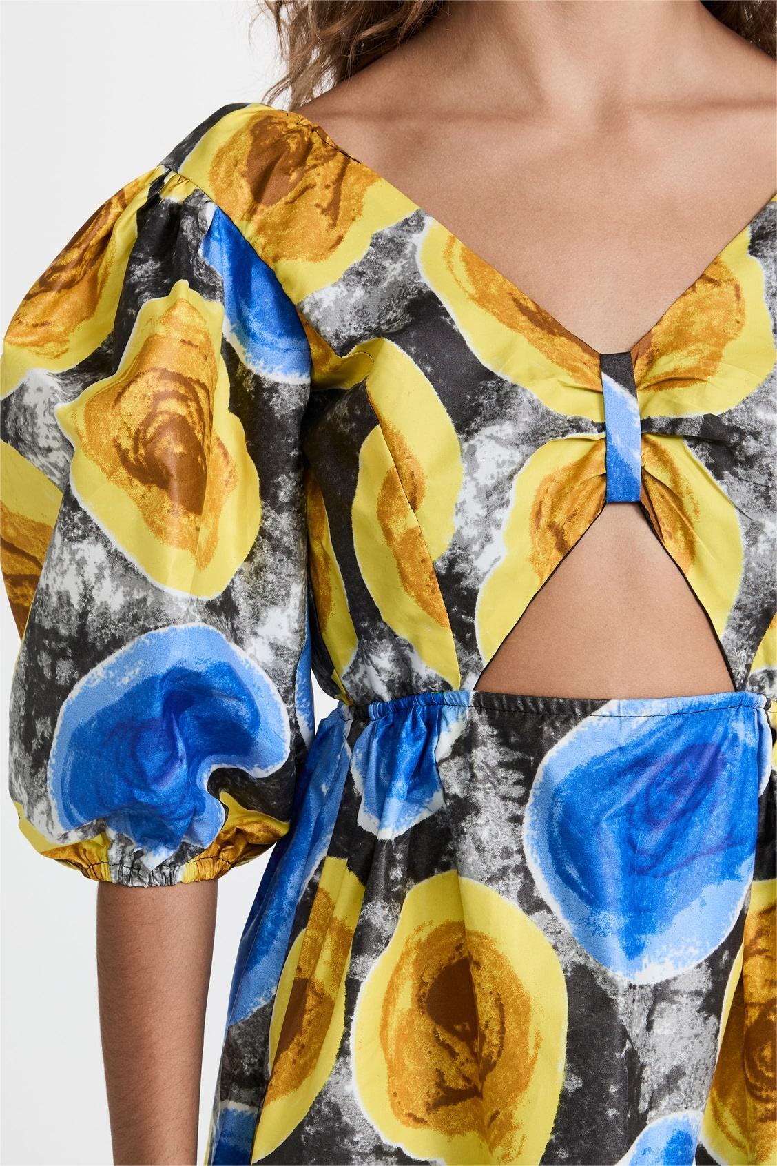 Vestido midi floral con escote en V y mangas abullonadas