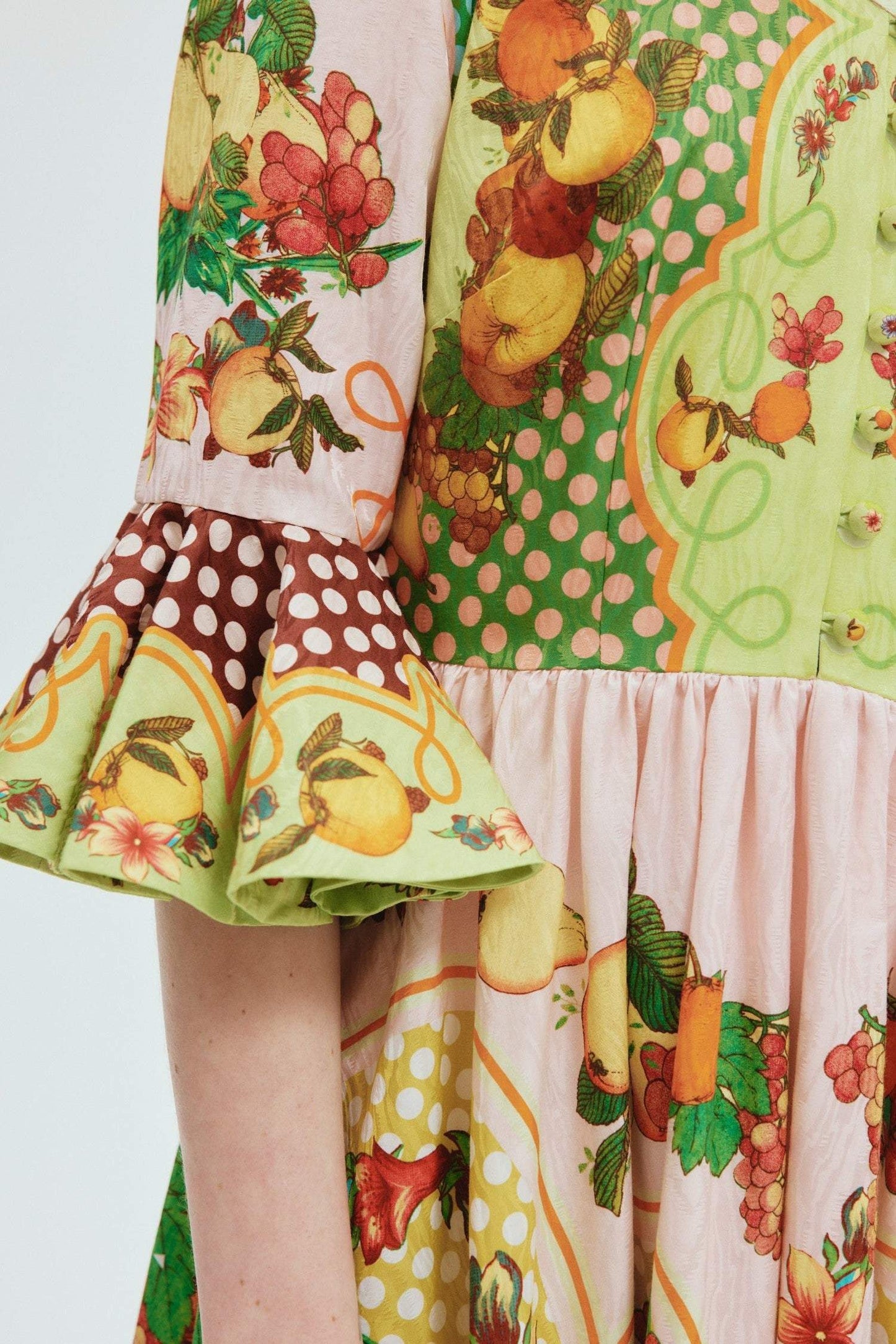 Vestido midi con cuello alto y estampado de frutas