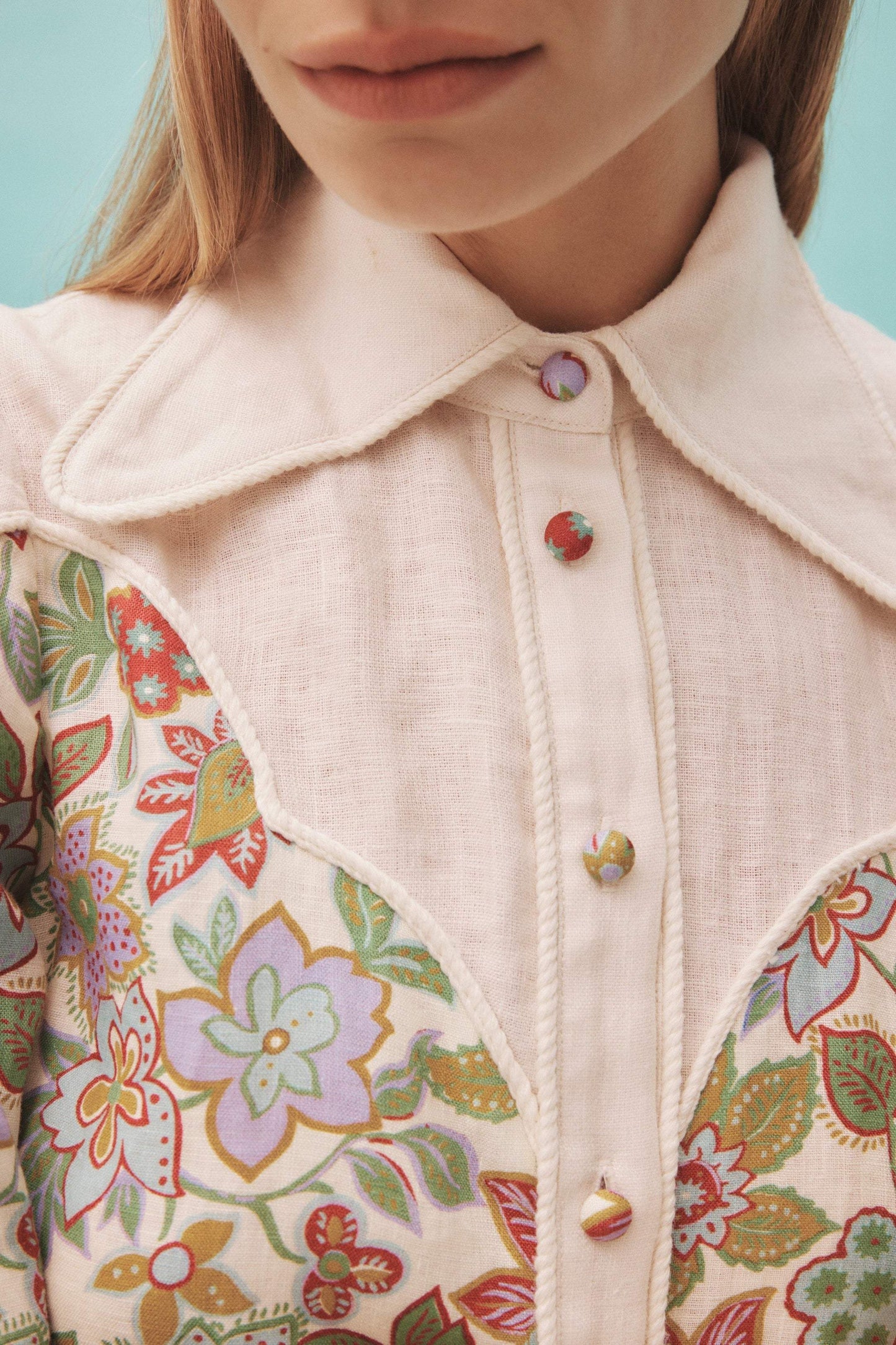 Vestido midi floral con solapa, mangas abullonadas y botones