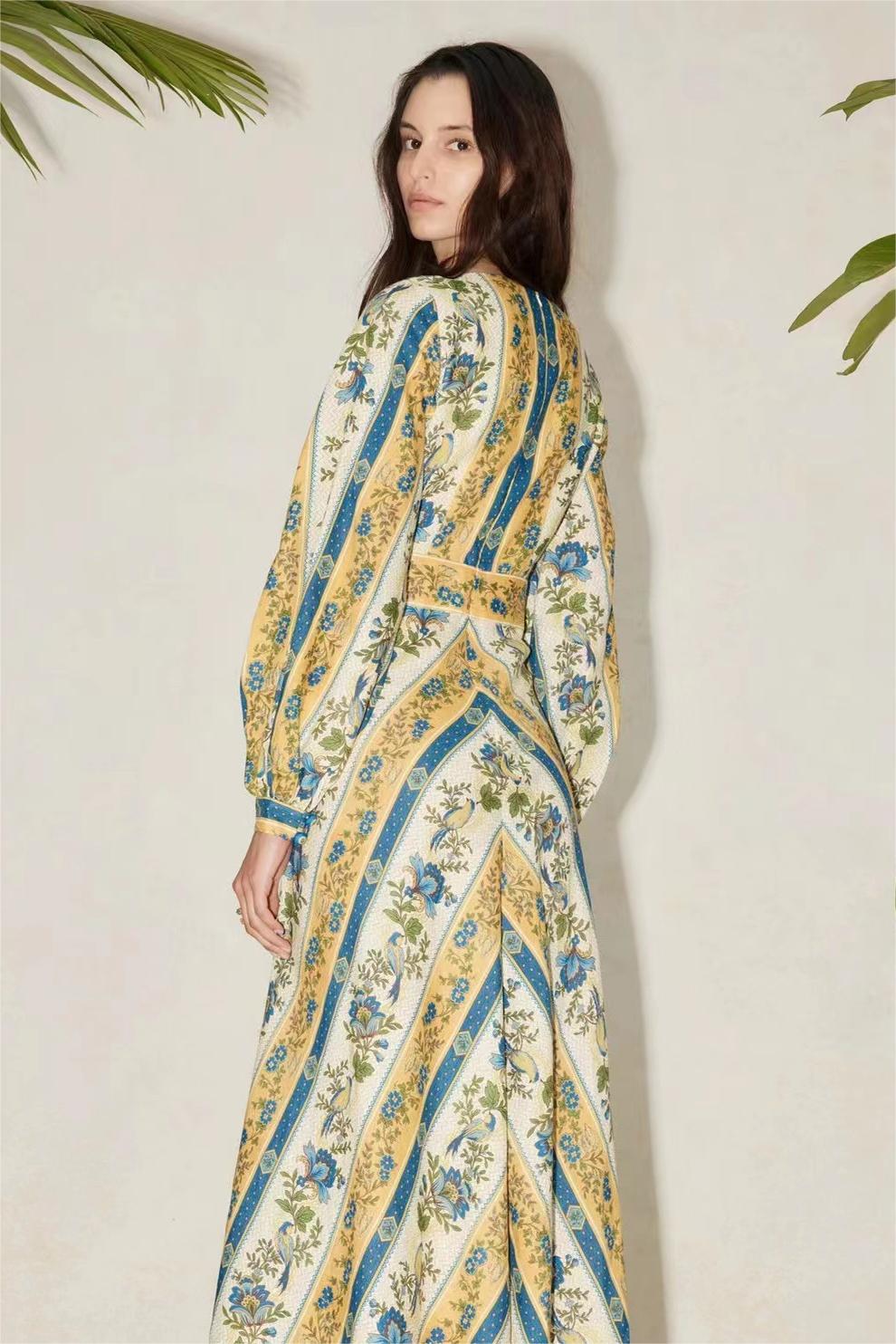 Vestido largo de manga larga con escote en V y estampado floral