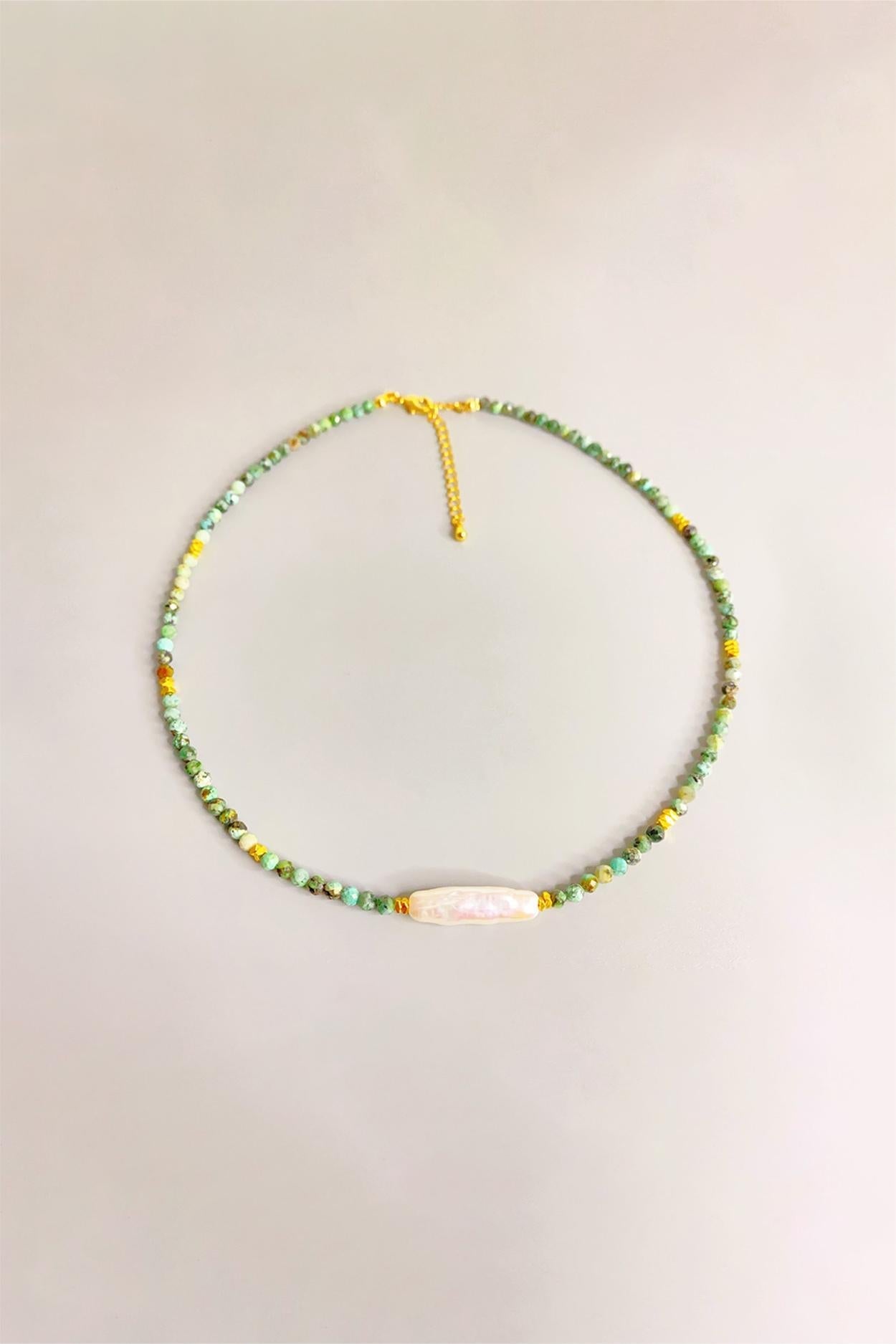 Collar de perlas turquesas hechas a mano