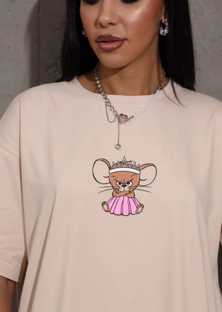 Bossy Mouse Oversized Tee – Beige Graphic T-Shirt with Cartoon Queen Mouse Print