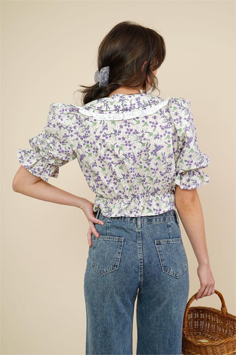 Blusa con cuello de muñeca y mangas abullonadas con flores 