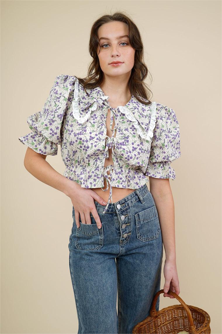 Blusa con cuello de muñeca y mangas abullonadas con flores 