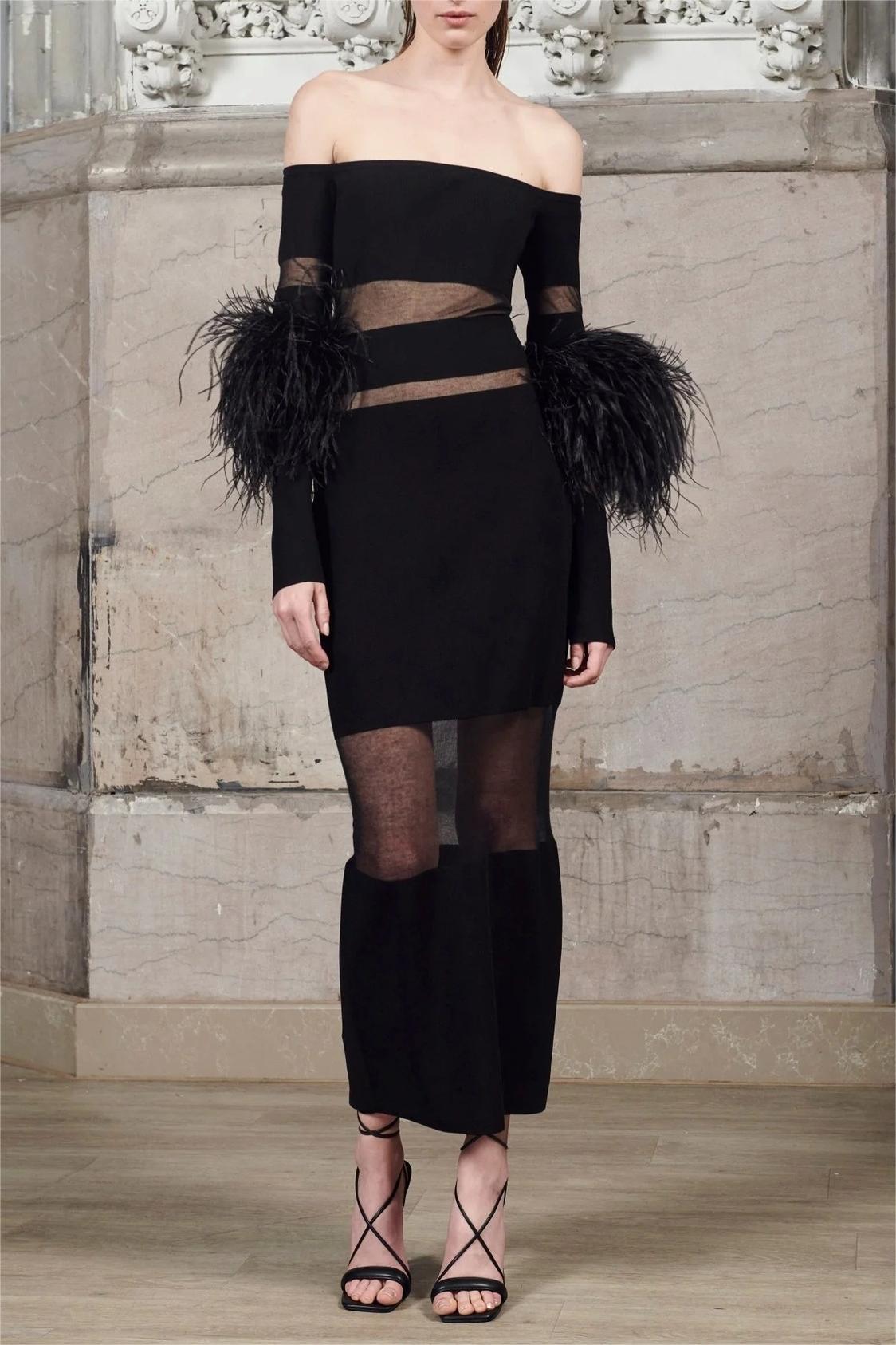 Vestido midi de plumas con hombros descubiertos y manga larga 