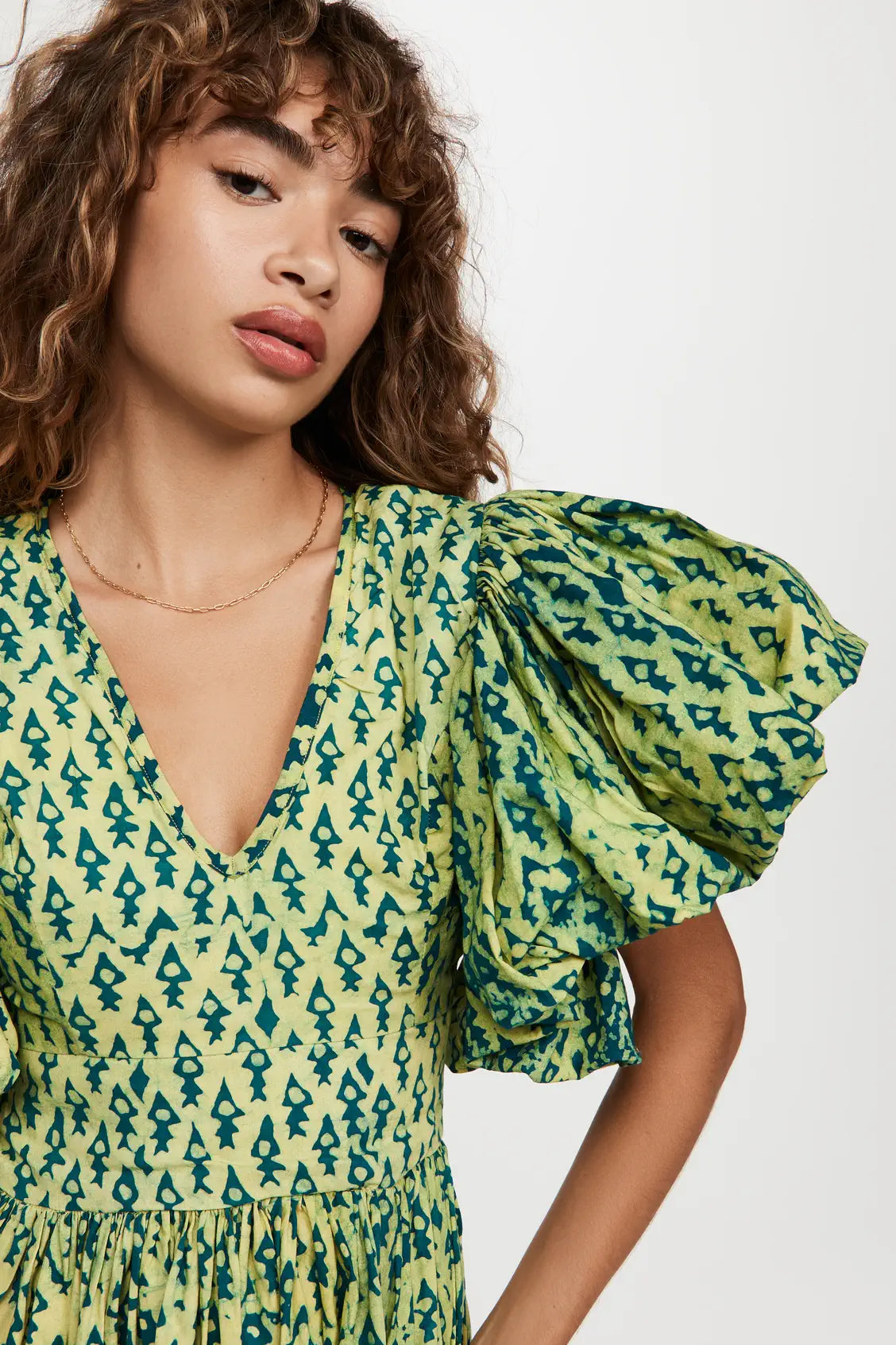 Vestido largo estampado con escote en V y mangas abullonadas 