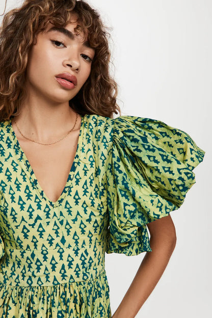 Vestido largo estampado con escote en V y mangas abullonadas 