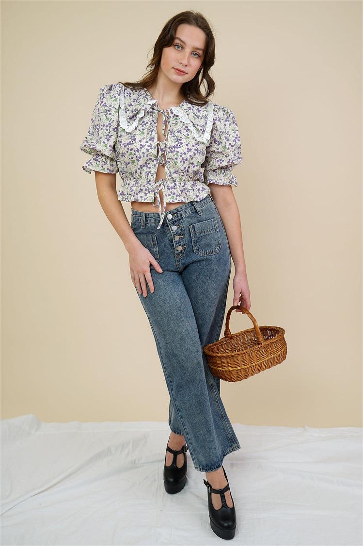 Blusa con cuello de muñeca y mangas abullonadas con flores 