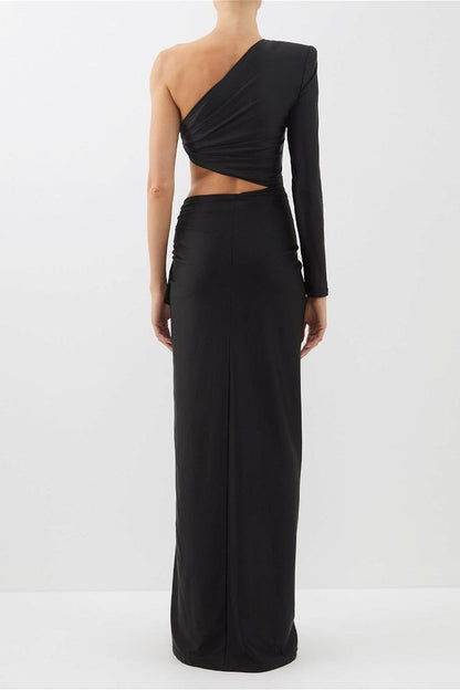 Vestido negro con cuello inclinado y manga a un lado 