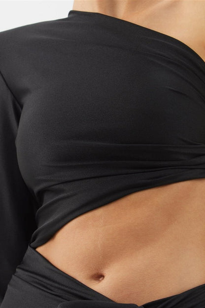 Vestido negro con cuello inclinado y manga a un lado 