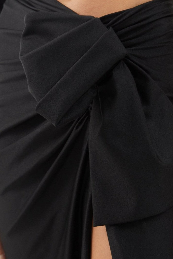 Vestido negro con cuello inclinado y manga a un lado 