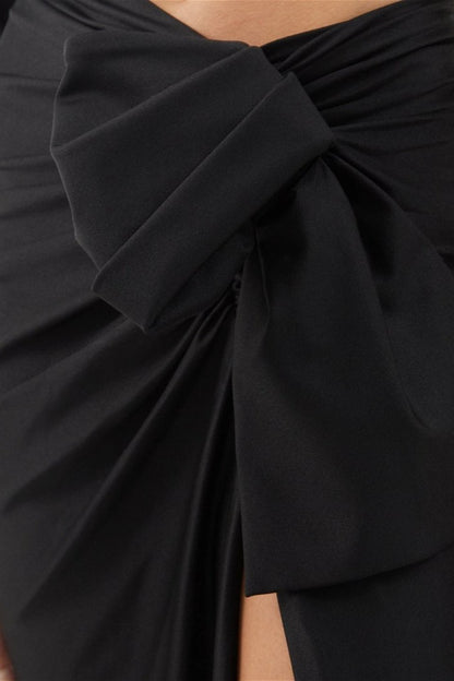 Vestido negro con cuello inclinado y manga a un lado 