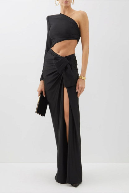 Vestido negro con cuello inclinado y manga a un lado 