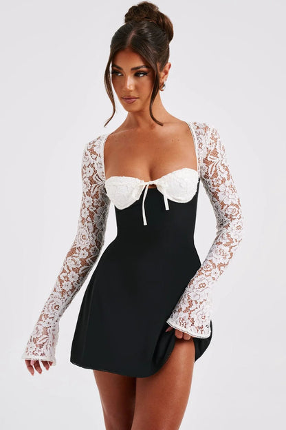 Vestido mini con encaje, escote corazón y cordones 