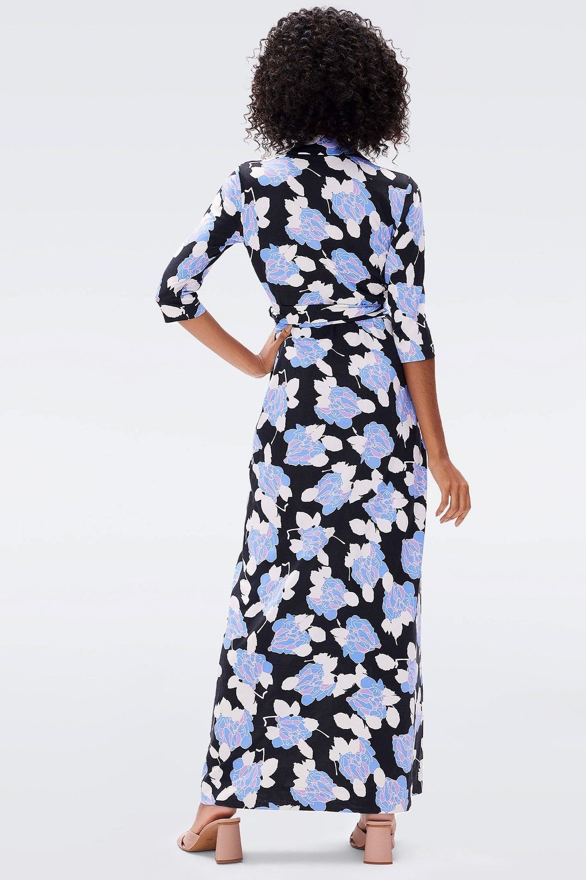 Vestido largo cruzado con encaje y mangas a media pierna con estampado floral 