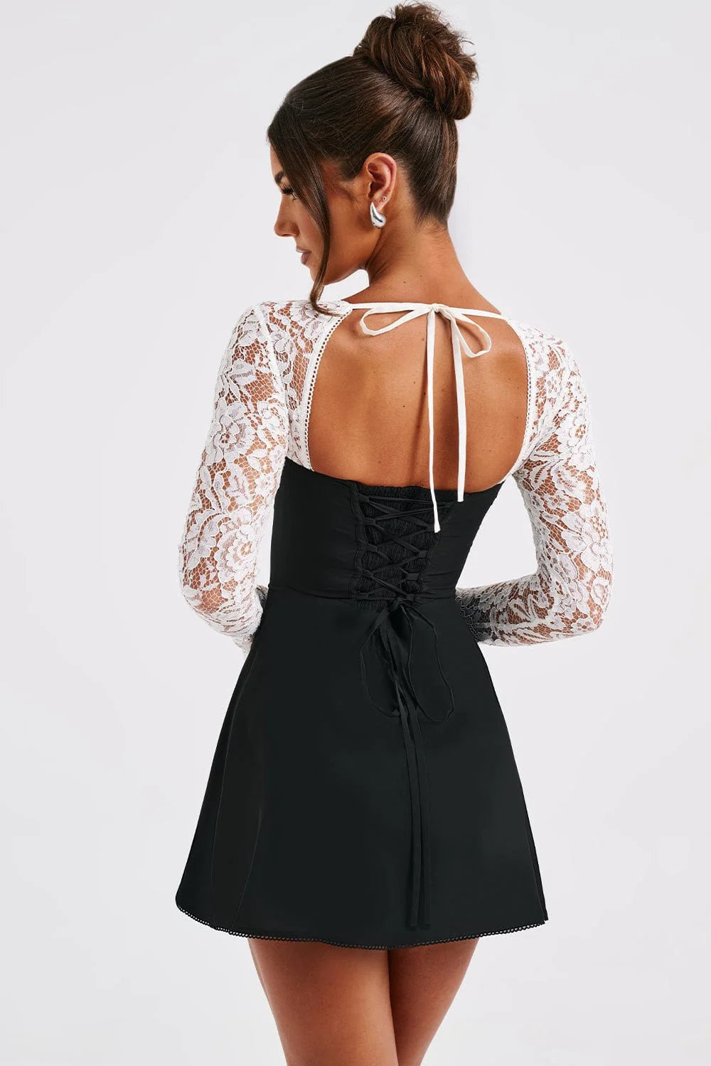 Vestido mini con encaje, escote corazón y cordones 