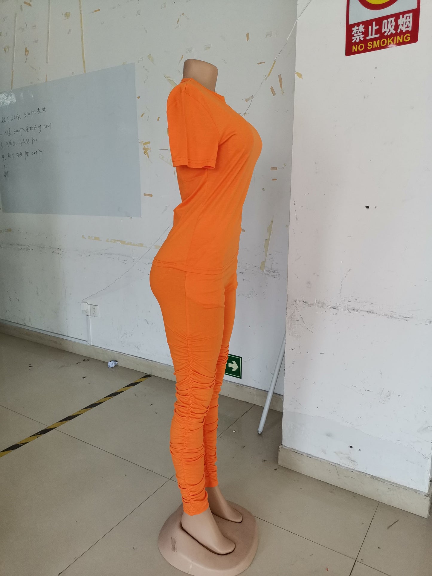 Conjunto de dos piezas de camiseta y pantalón corto fruncido para mujer, color liso, ajustado, para verano