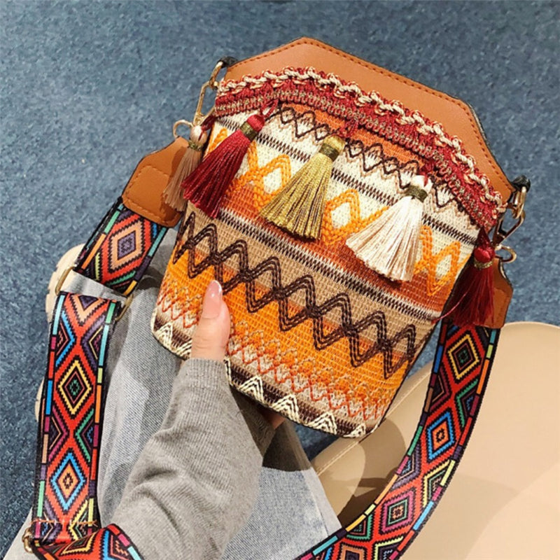 Bolso bandolera con borlas y estampado étnico de patchwork de moda