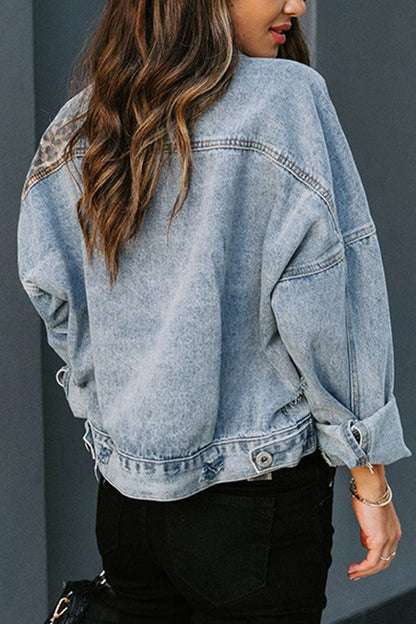 Moda urbana con estampado de leopardo y cuello vuelto en mezclilla