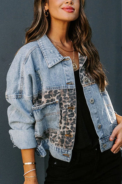 Moda urbana con estampado de leopardo y cuello vuelto en mezclilla