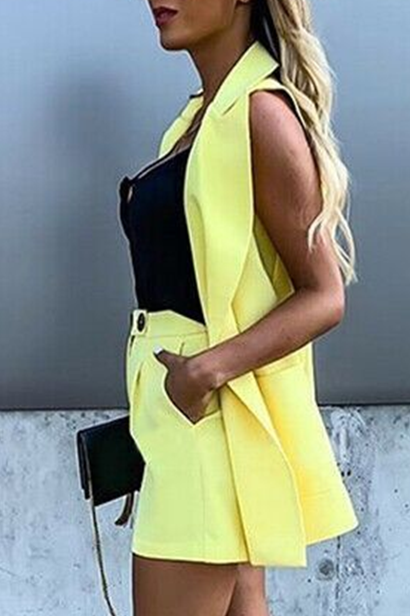 Conjunto de dos piezas sin mangas con cuello vuelto, botones y bolsillos sólidos a la moda