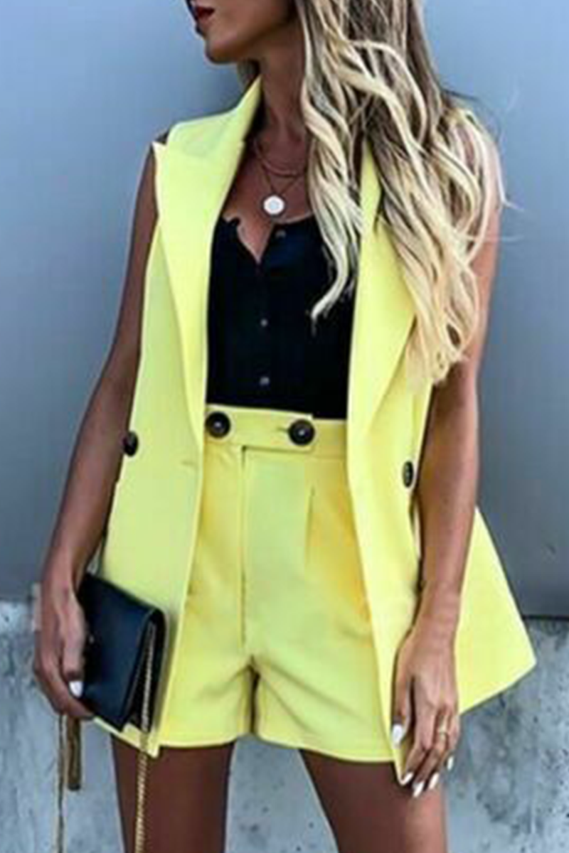 Conjunto de dos piezas sin mangas con cuello vuelto, botones y bolsillos sólidos a la moda