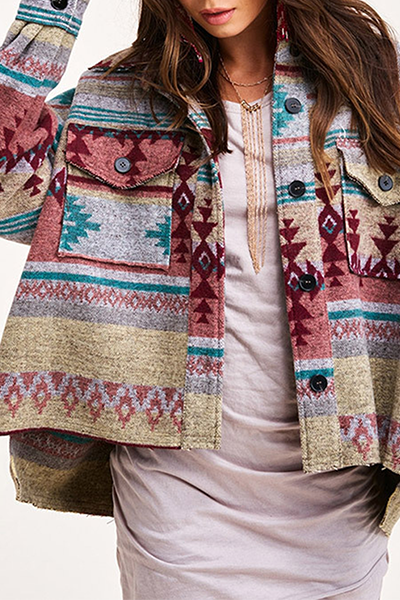 Prenda de abrigo con cuello vuelto, hebilla de bolsillo y estampado vintage