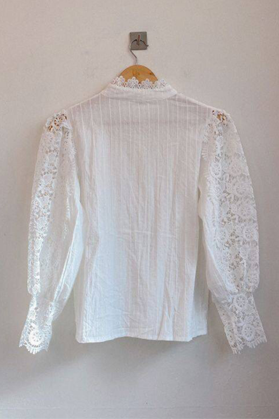 Blusa elegante de cuello mandarín con hebilla ahuecada y encaje de patchwork (3 colores)