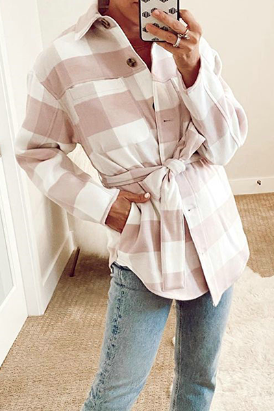 Elegante abrigo con hebilla de bolsillo a cuadros y cinturón con cuello vuelto