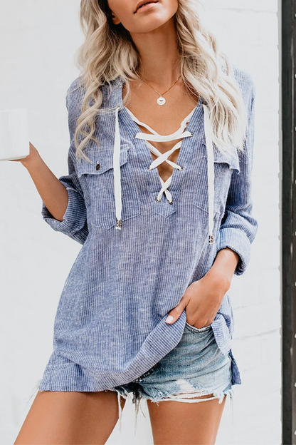 Blusa informal con cuello vuelto, tirantes cruzados y bolsillos a rayas