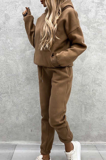 Conjunto deportivo de dos piezas con capucha, cuello alto, manga larga y bolsillos laterales divididos (4 colores)