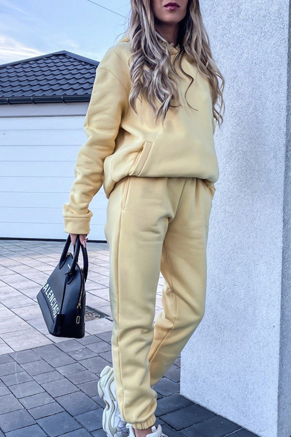 Conjunto deportivo de dos piezas con capucha, cuello alto, manga larga y bolsillos laterales divididos (4 colores)