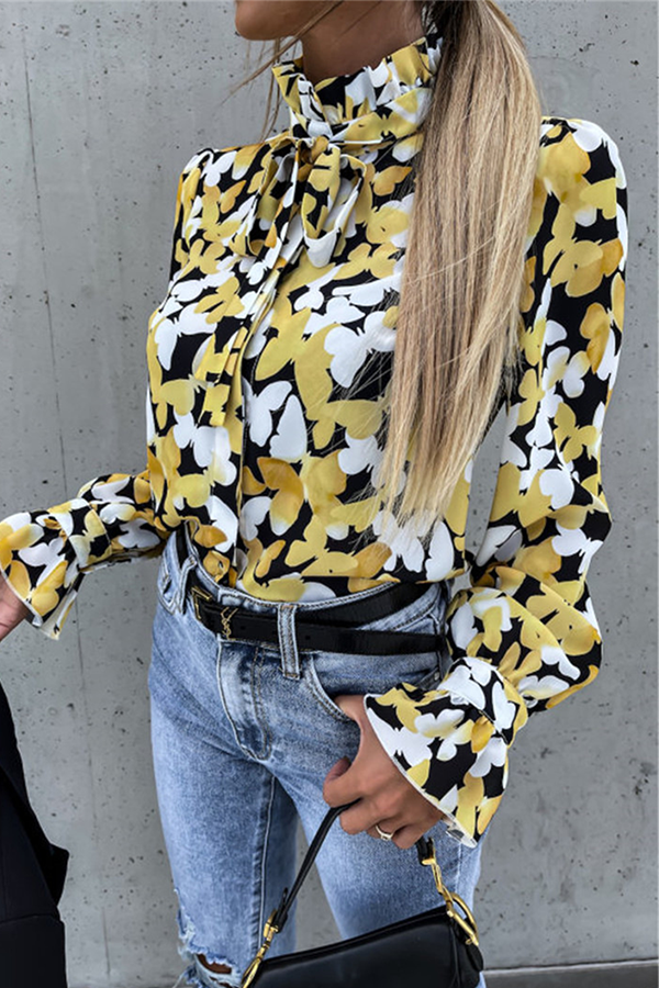 Blusa elegante de moda con cuello de orillo y volantes con estampado